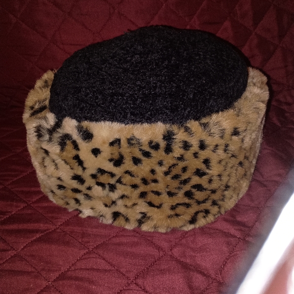 London Fog Vintage Knit/Faux Fur Leopard Print Hat - Picture 3 of 5